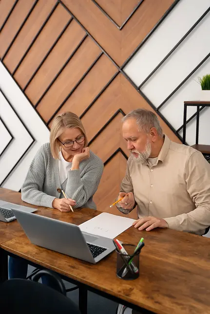senior-people-school-class-with-laptop-computer (1).webp