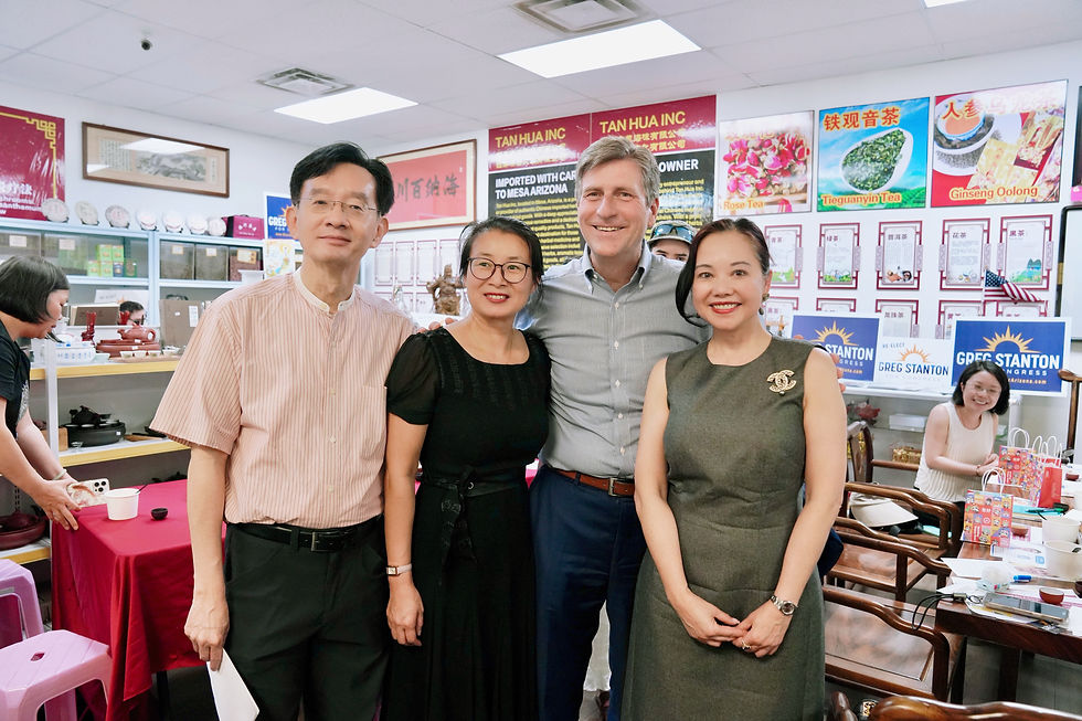 由左至右:主持人 Jeff、譚華店主 Fanny、美國亞利桑那州國會議員 Greg Stanton、張華芳 Helen Zhang