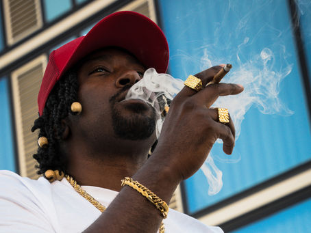 Havik The Gauwd Robbins smoking a Black & Mild