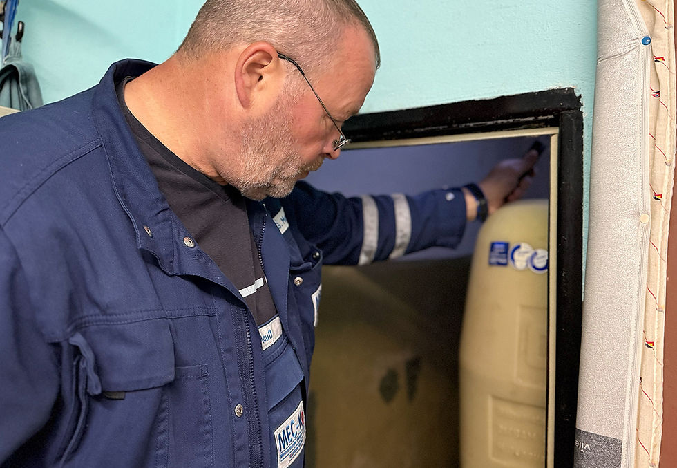 Mitarbeiter überprüft Tankstand am Heizöltank