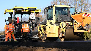 asphalt-strassen-bau-mit-walzen
