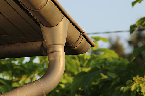 fallrohr-dach-dachrinne-am-haus