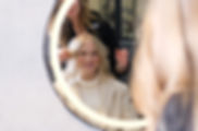frau-mit-blonden-haaren-friseur-cut-concept-schwerin