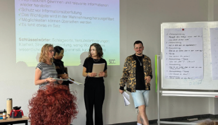Seminarteilnehmer halten Vortrag