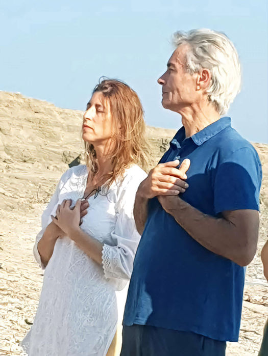 אילת אלמוג ומשתתף בטקס עומדים במדיטציה והתבוננות מול ים המלח.