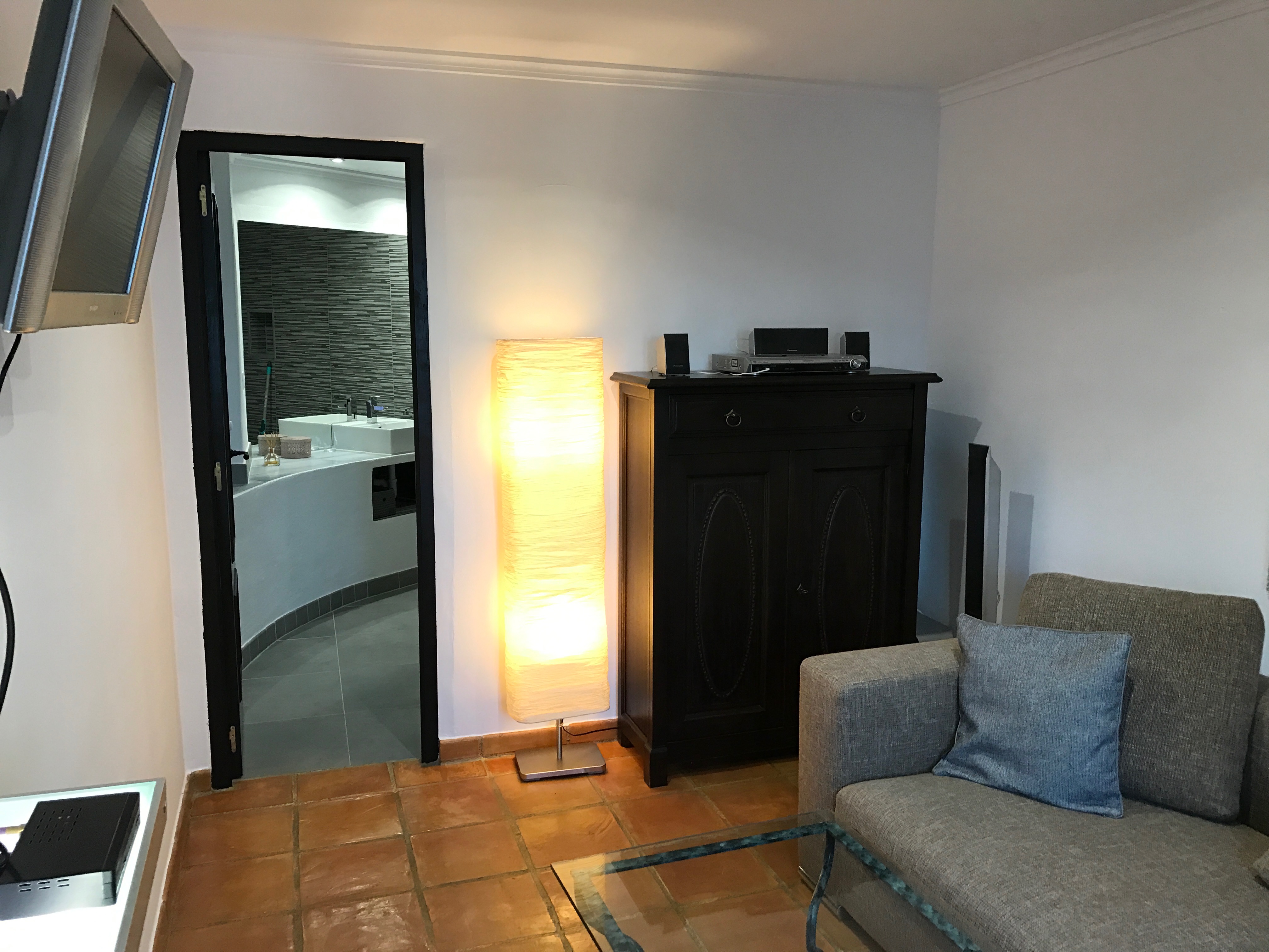 Wohnzimmer mit Blick ins Bad