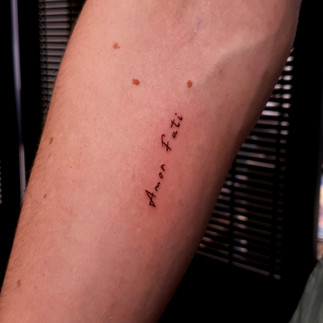 kleine tattoo, fine line tattoo, letter tattoo