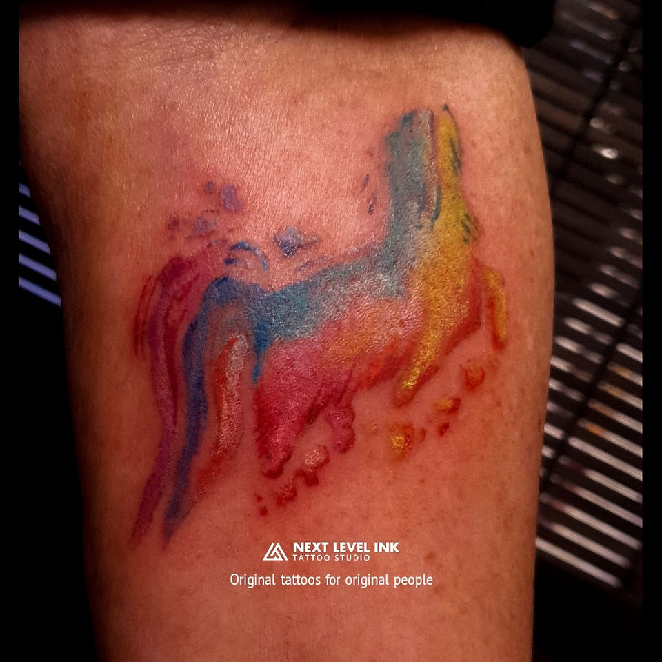 kleines Tattoo, feine Linientätowierung, Hundetätowierung, Aquarelltätowierung