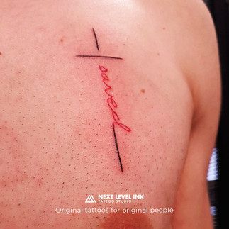 kleine tattoo, fine line tattoo, cross tattoo, religious tattoo