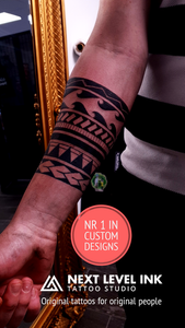 Maori tattoo band om onderarm man