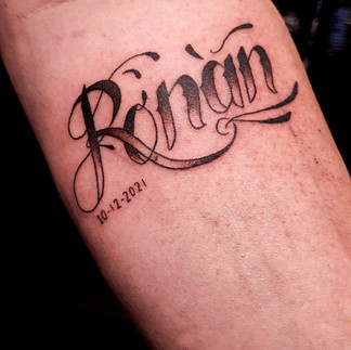 kleine tattoo, fine line tattoo, tattoo letters, name tattoo