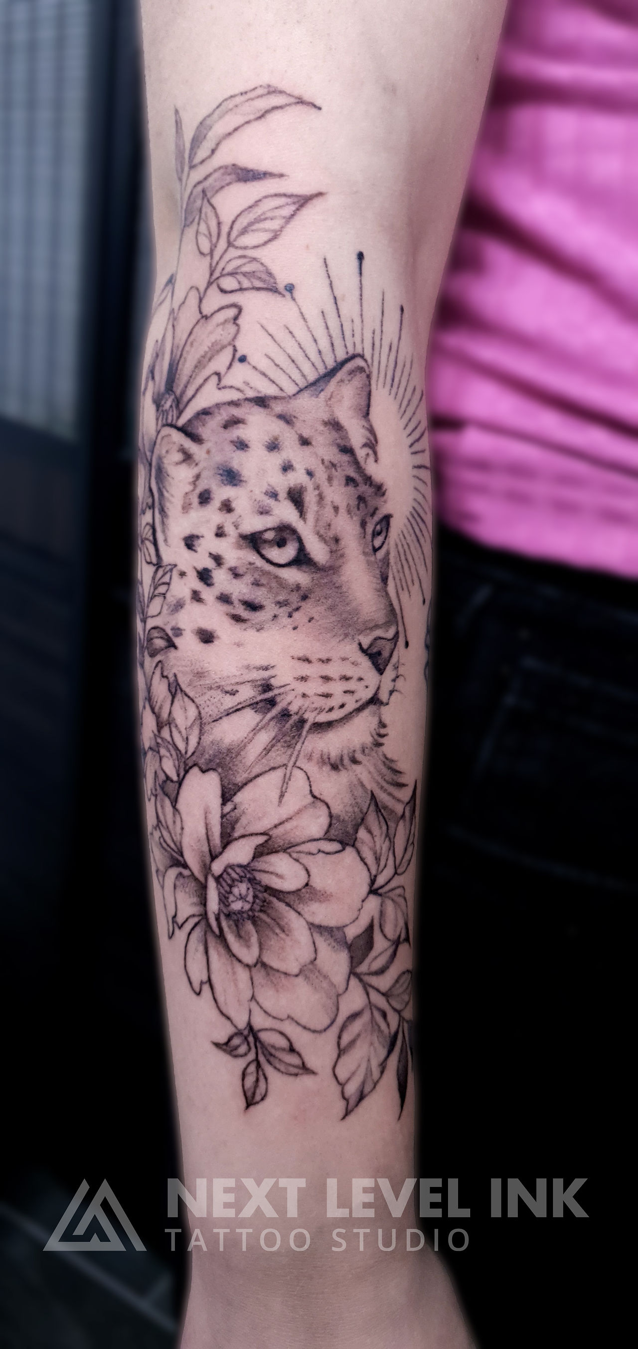 Leopard tattoo, fineline tattoo, onderarm tattoo vrouw, tattoo voorbeelden, tattoo ideeën, tattoo inspiratie, bloemen tattoo