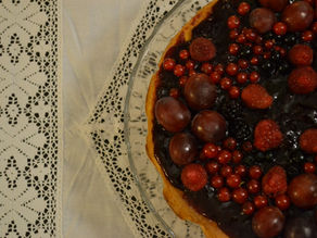 Crostata del sottobosco della Cesarina di Campagna con chicchi d'uva, more e frutti di bosco su base di frolla rustica.