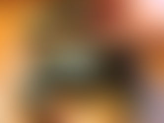 Granchi Blu Freschi adagiati su un tagliere di legno rustico, pronti per la preparazione della zuppa povera di Granchio Blu.