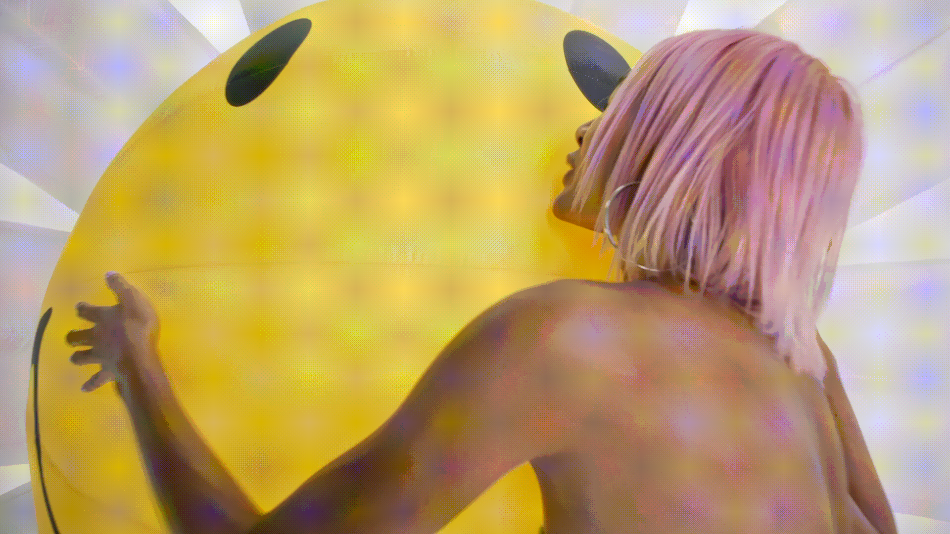 SMILEY_h264_GRADED_MASTER_1920x1080_220607_v001-2.gif