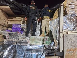 PRF e Polícia Federal apreendem mais de 4,5 toneladas de maconha em Cascavel