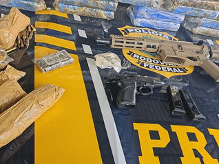 PRF apreende 54 quilos de cocaína, armas e munições na BR 376, em Mandaguari