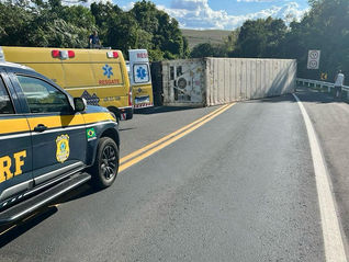 Caminhão tomba, motorista fica gravemente ferido e BR-277 em Irati fica interditada por mais de cinco horas