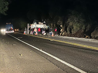 Caminhão tomba e carga de frango é saqueada em Laranjeiras do Sul
