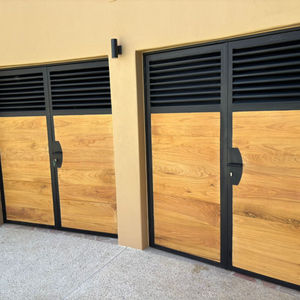 Puertas de madera con rejilla de ventilación