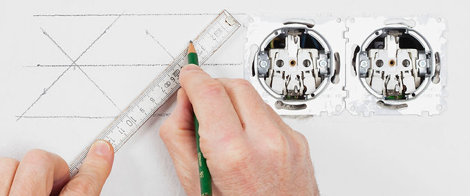 Dettaglio prese elettriche su parete in cartongesso