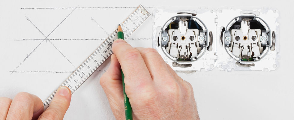 Électricien au travail