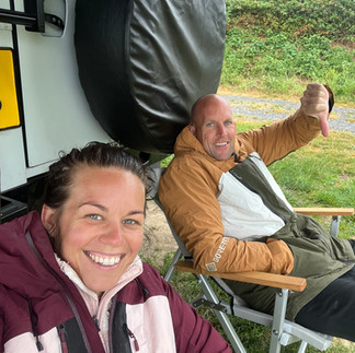 Twee verzopen katjes onder de luifel