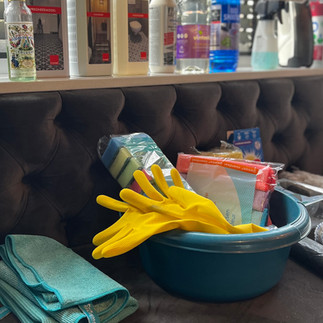 Het schoonmaken van de woning is begonnen! Ook al is het niet nodig, ik vind het belangrijk om het huis schoon over te dragen.