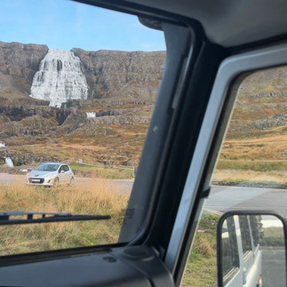 Prachtige waterval in de Westfjorden van IJsland
