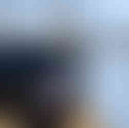 We plakten onze stickers als souvenir op onze kratten, dat er nog maar vele reizen mogen volgen met onze Defender