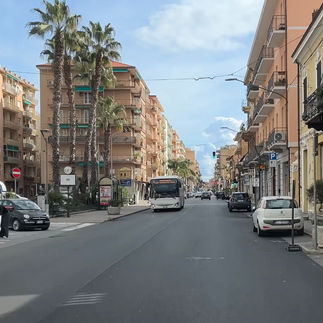 We rijden door hele sfeervolle dorpjes aan de Italiaanse kust