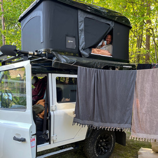 Even naar buiten spieken vanuit de tent