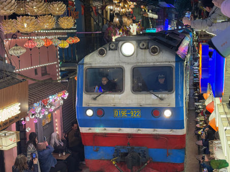🇻🇳 Blog 85 - De treinstraat en nachtmarkt in Hanoi