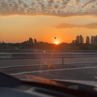 De ochtend van vertrek naar onze volgende stop in Frankrijk worden we getrakteerd op een prachtige zonsopkomst.