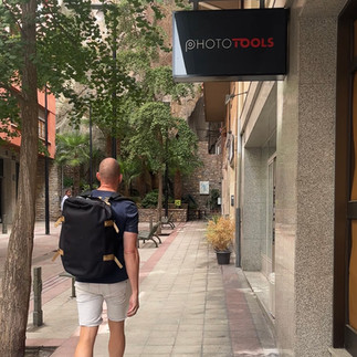 Mark helemaal blij: in deze winkel kunnen wij zijn camera halen!