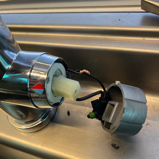 De waterkraan is kapot, en weer gerepareerd!