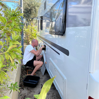 Mark heeft elk elektrisch kastje onderzocht om de caravan te fixen.