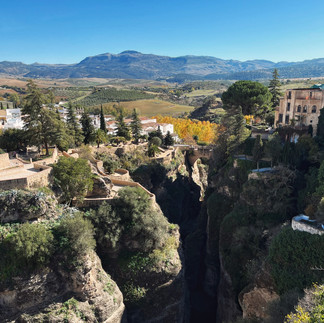 Een prachtig uitzicht vanaf de brug Puente Nuevo in Ronda.