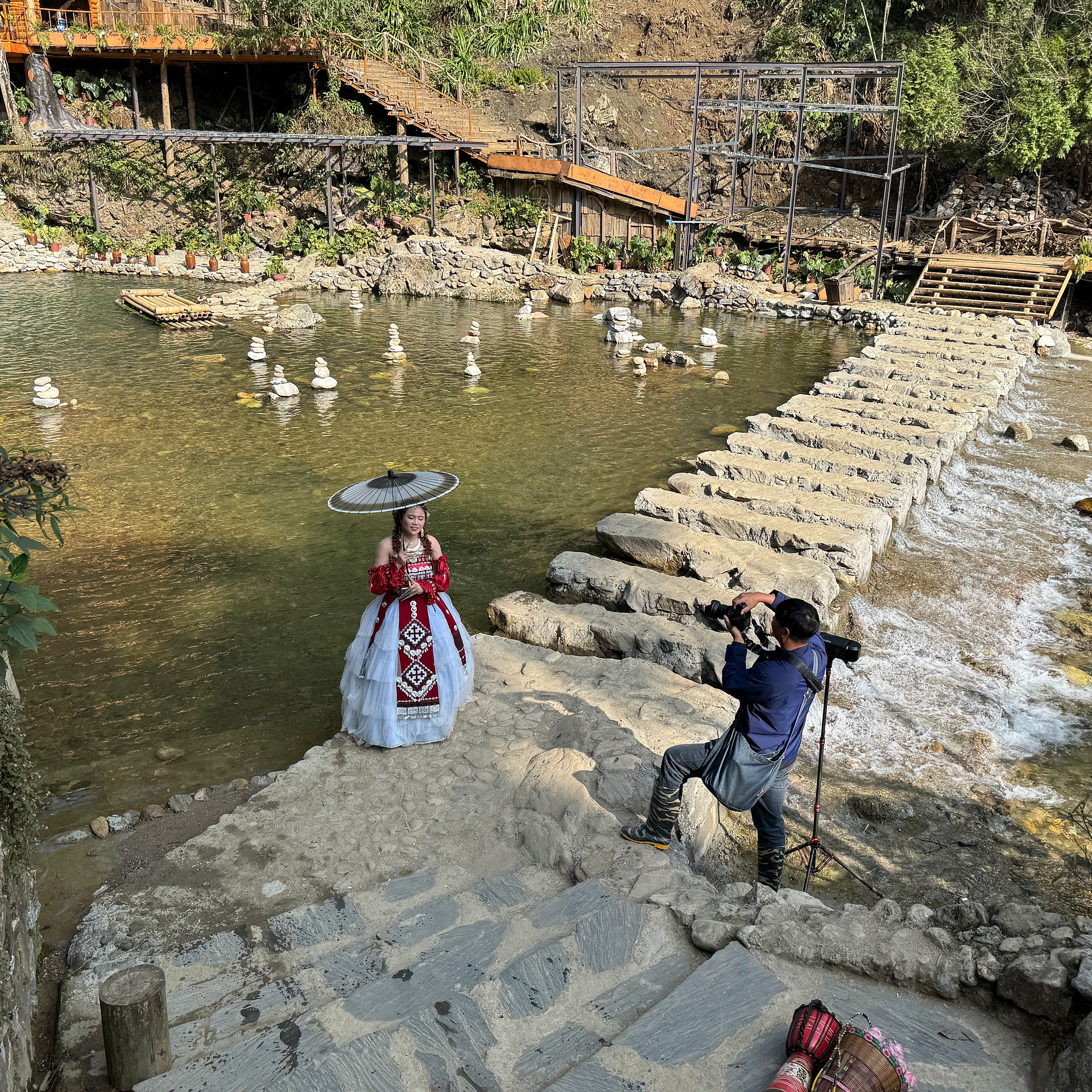 In Cat Cat Village kon je je als toerist aan laten kleden in traditionele kleding van deze streek. Overal waren er dan ook fotoshoots op deze plek. 