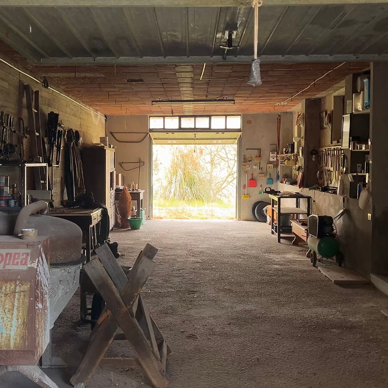 Geen bijgebouwen, wel een grote garage met genoeg opslagruimte bij deze woning in Italië
