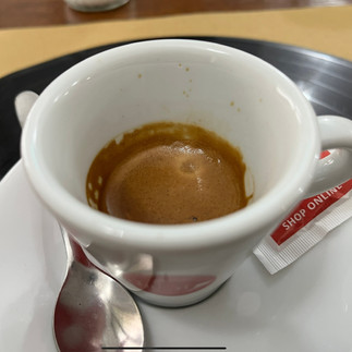 Een ‘Americano’ vul je zelf aan doormiddel van een kannetje heet water