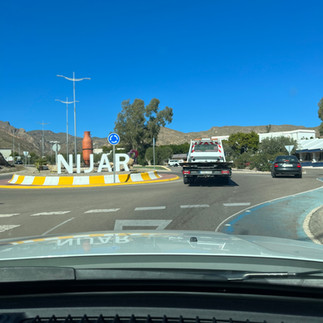 Achter de sleepwagen aan richting Nijar.