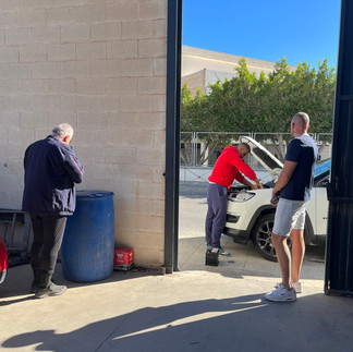 De garage in Nijar waar de accu werd vervangen.
