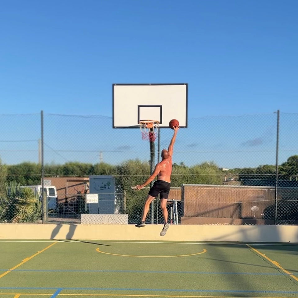 Mark geniet volop van het basketbalveldje op de camping