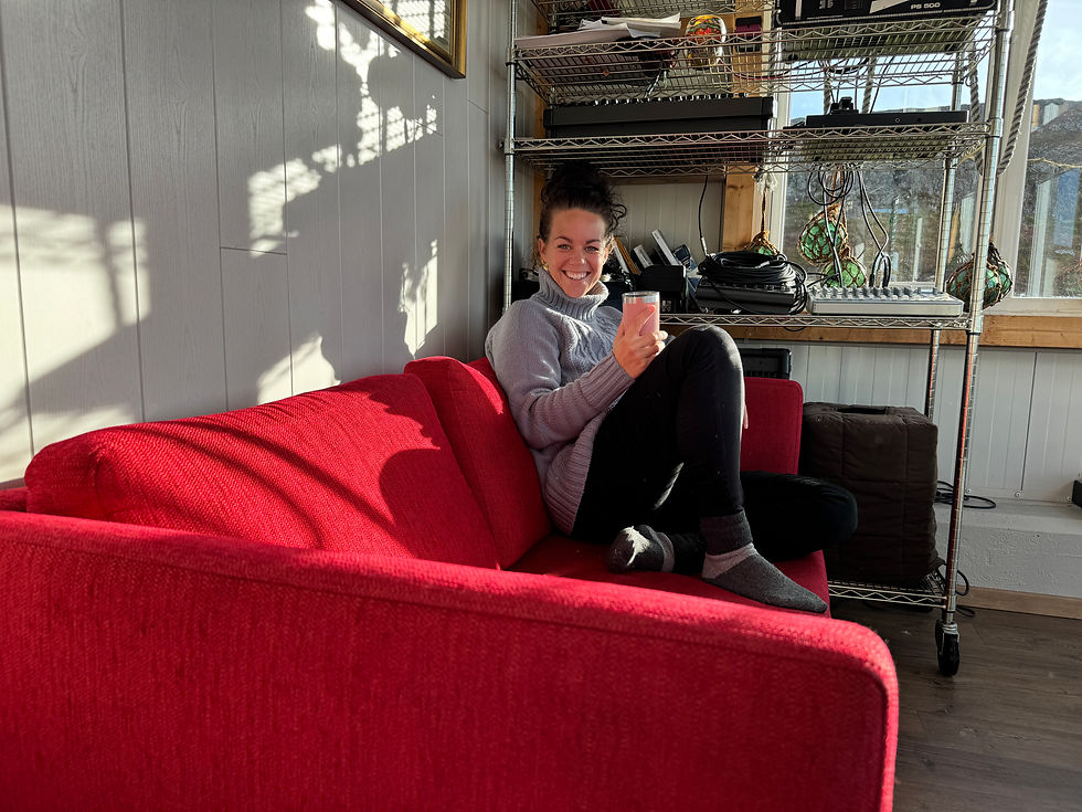Op de heerlijke rode bank op camping Hveravik