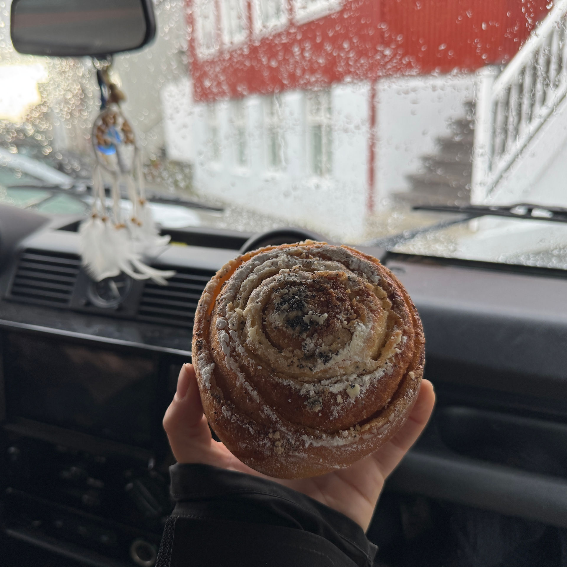 Een heerlijk kaneelbroodje van bakkerij Braut in Reykjavik