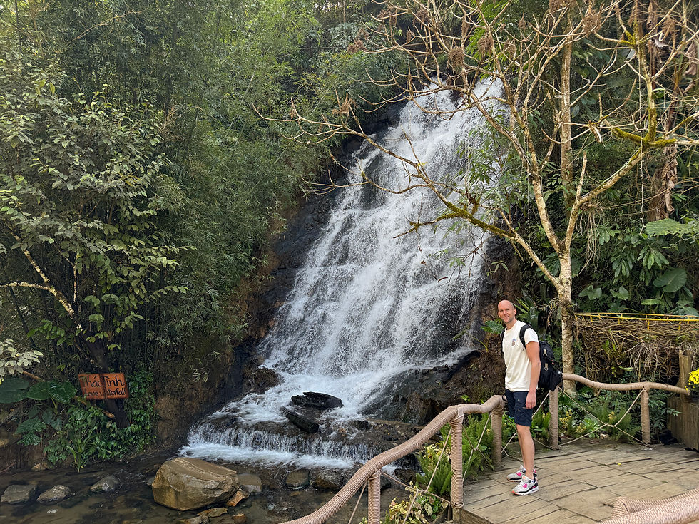 Zelfs na IJsland krijgen wij geen genoeg van het bezoeken van een waterval. Zo ook deze in Cat Cat Village.