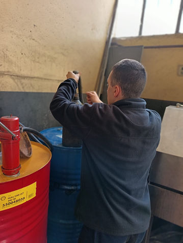 Servizio di cambio olio presso Professional Car Service: sostituzione professionale con oli di alta qualità per mantenere il motore efficiente e prolungarne la vita. Adatto a tutte le marche di veicoli per una manutenzione ottimale.