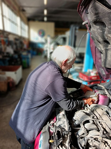 Sostituzione batteria auto presso Professional Car Service: servizio rapido e professionale per assicurare avviamenti affidabili e prestazioni ottimali del veicolo. Offriamo batterie di alta qualità, adatte a tutte le marche di auto, installate da tecnici esperti per garantire la massima efficienza e durata. Controllo completo del sistema elettrico per evitare problemi futuri e assicurare una guida serena e sicura.