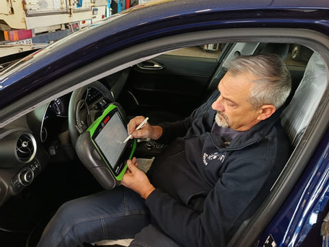 Assistenza e diagnosi elettronica auto presso Professional Car Service: tecnologia avanzata per l'analisi e la risoluzione di problemi elettronici. Servizi per tutte le marche di veicoli, garantendo prestazioni ottimali e sicurezza su strada